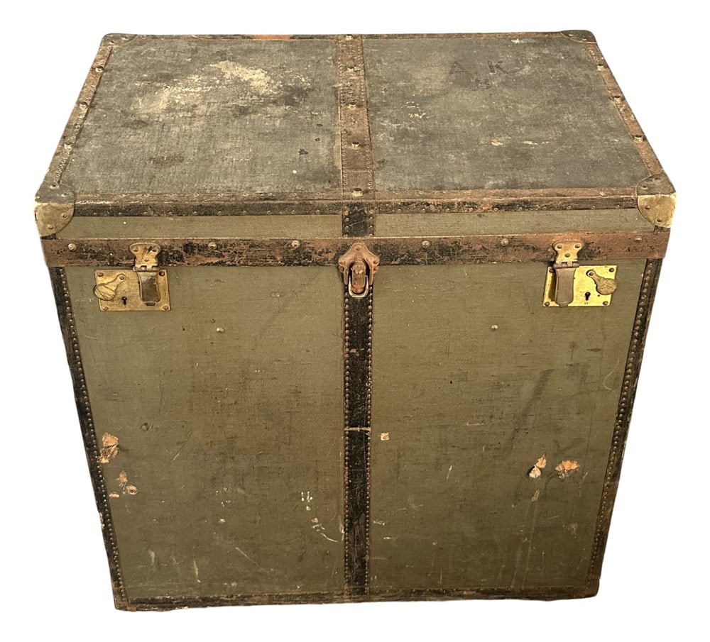 B. Marstaller Munich Suitcase with Wheels: The B. Marstaller München suitcase combines timeless German craftsmanship with modern functionality. Equipped with smooth wheels, it offers both style and convenience for the sophisticated travel