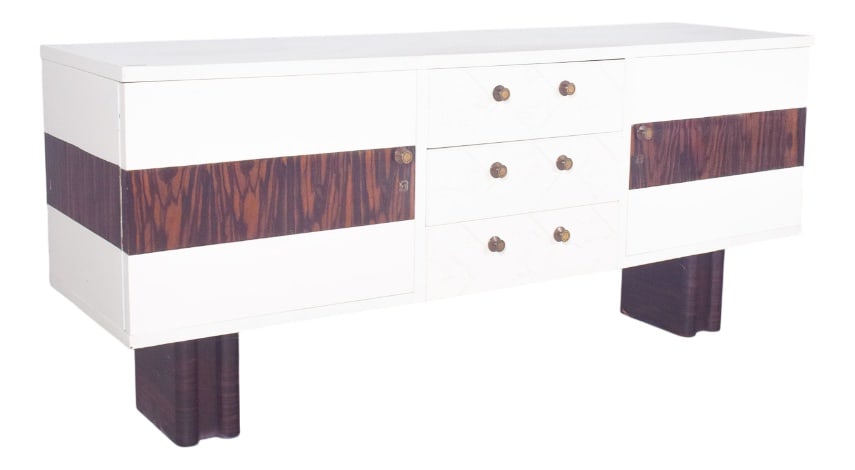 Vintage Portuguese Sideboard in Painted White, 1920: Sideboard painted white and natural wood. Marked by the bold combination of plain white and dark wood, it has a structure with three central drawers with metal handles and two side doors with locks,