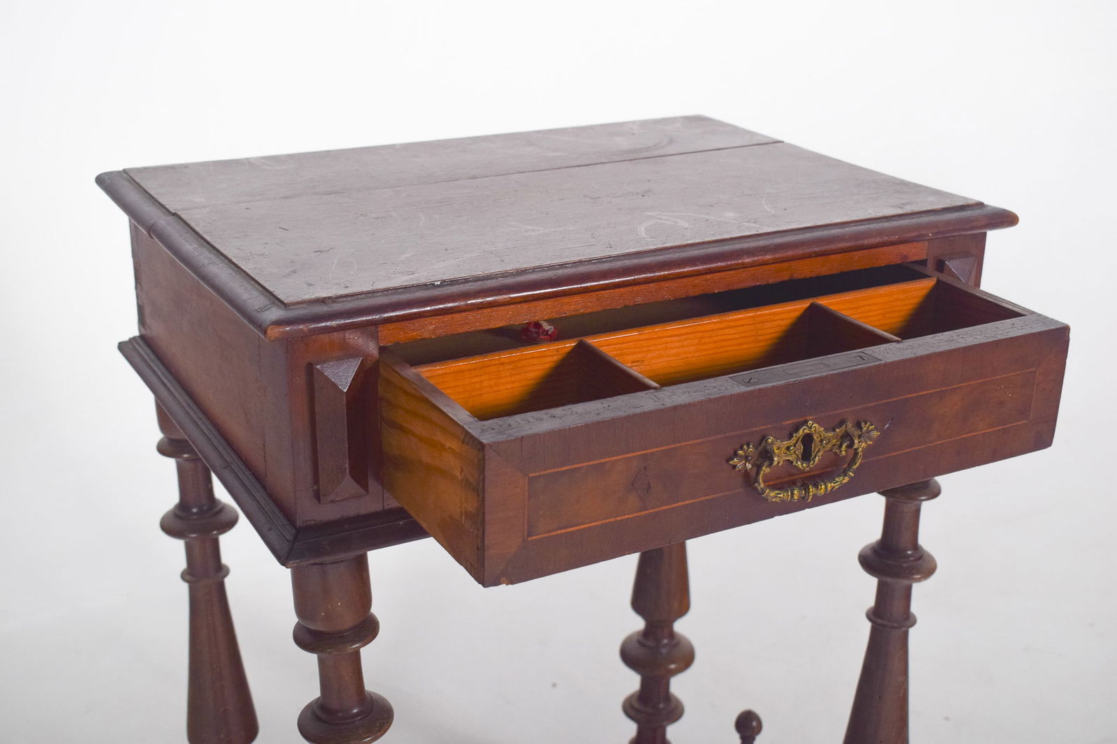 English Victorian Sewing Table with Drawer, 1890s - 7