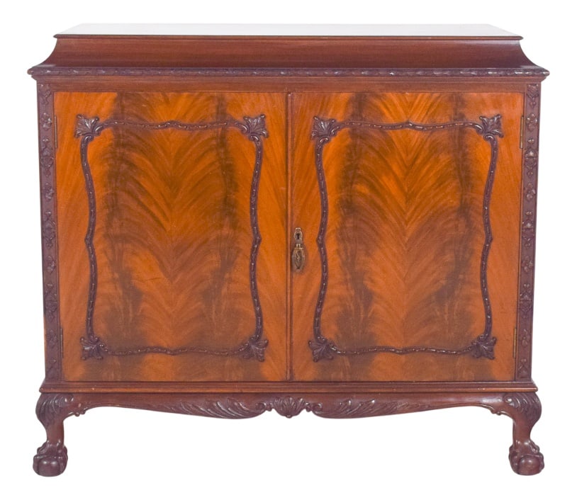 Antique English Sideboard with Bar: English sideboard with bar. with two front doors and decorative details that highlight the symmetrical design of the natural veins. The top has a slightly curved finish on the edges, adding lightness