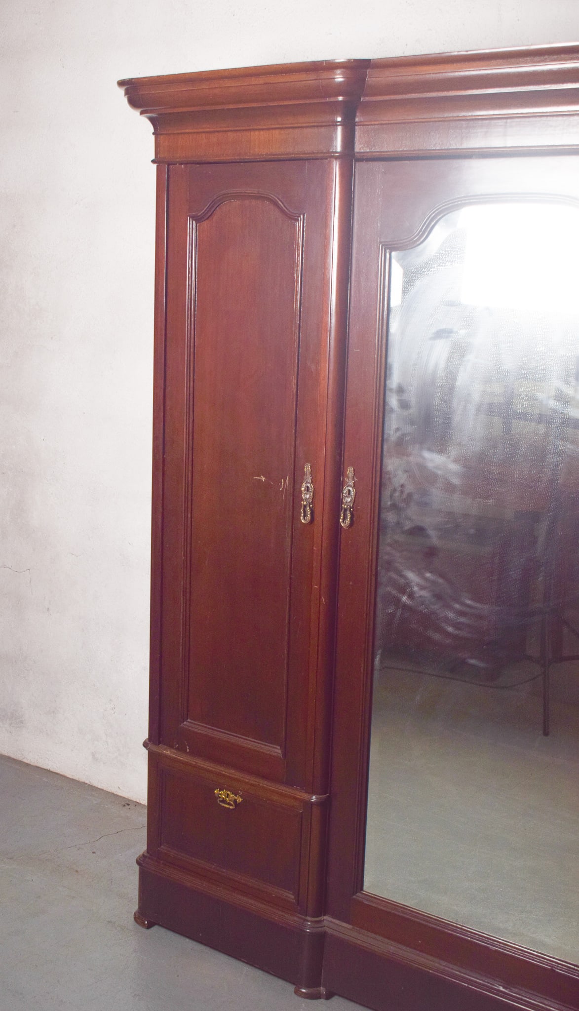Antique English Mahogany Wardrobe with Central Mirror - 3