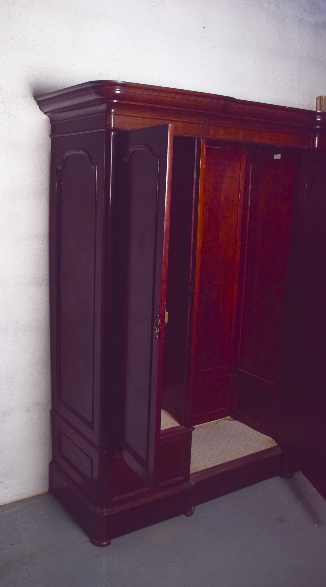 Antique English Mahogany Wardrobe with Central Mirror - 4