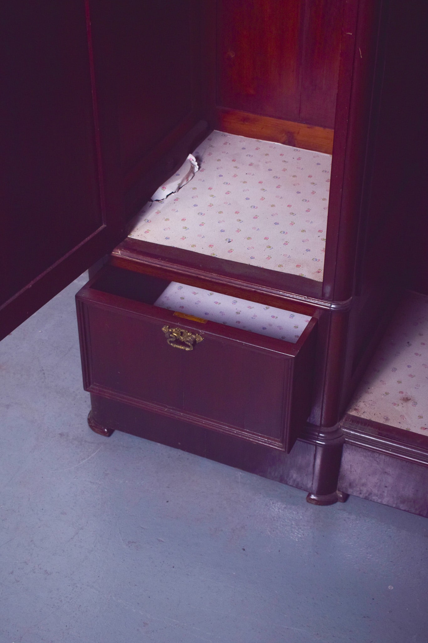 Antique English Mahogany Wardrobe with Central Mirror - 8