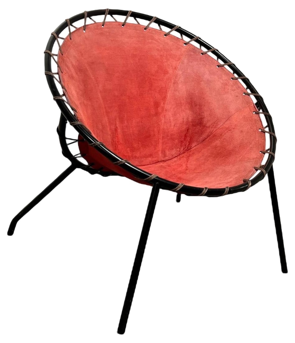 Balloon Lounge Chair in Red Suede & Metal by Hans Olsen: Rare red single ‚Balloon’ lounge chair by Hans Olsen. Design: Hans Olsen, 1955 for Lea Design Original red suede leather. Black lacquered metal frame. All around leather strips. Oiled