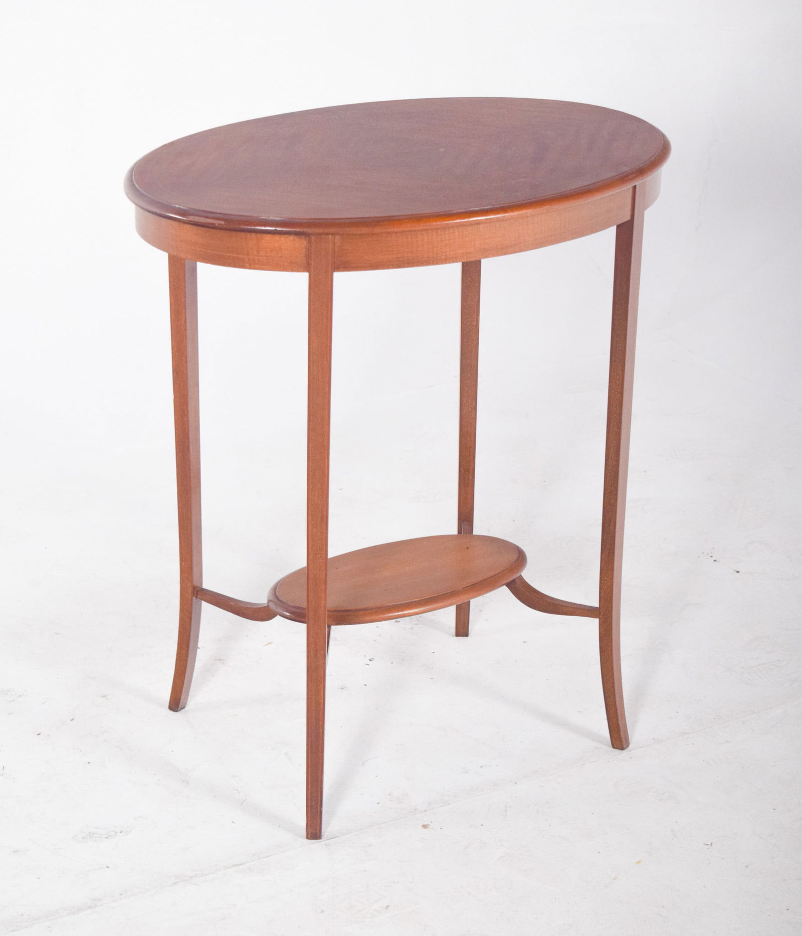 English Oval Coffee Table with Curved Legs, 1920s: Oval coffee table with curved legs. With elegant lines and balanced proportions. It rests on four slender, slightly curved legs, which give the piece lightness and sophistication. It has an oval top