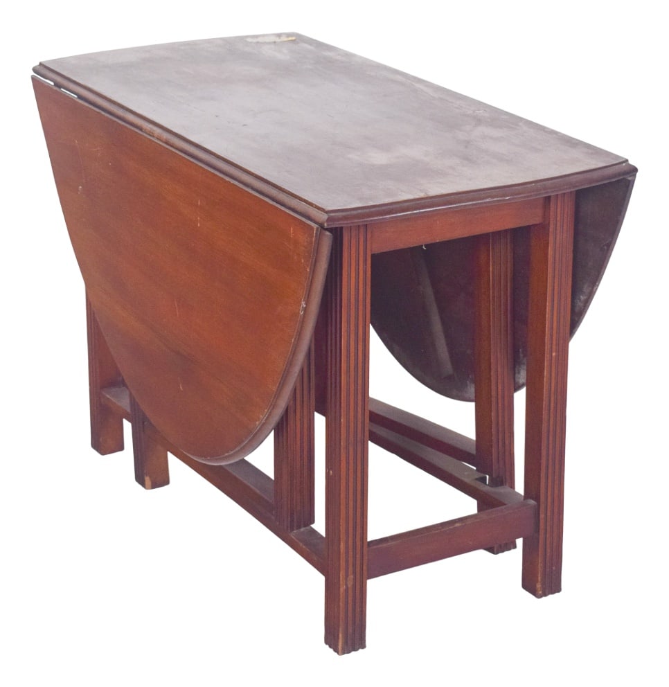 European Flip Flap Oval-Top Table: Oval-top table. The classic shape with rounded sides and reinforced structure reveals a functional and elegant design, ideal for environments with limited space or occasional use. When closed, the