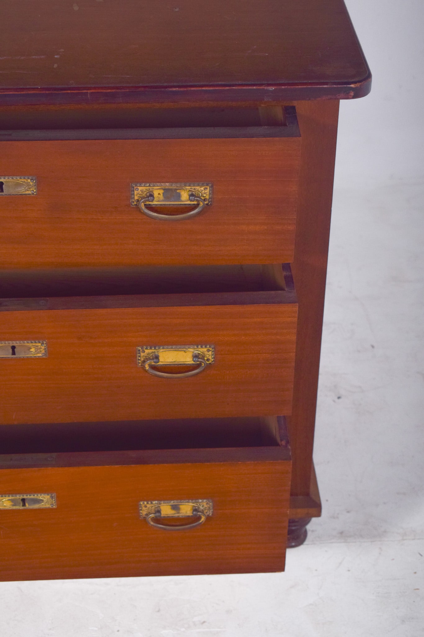 Small Antique Portuguese Chest of Drawers - 8
