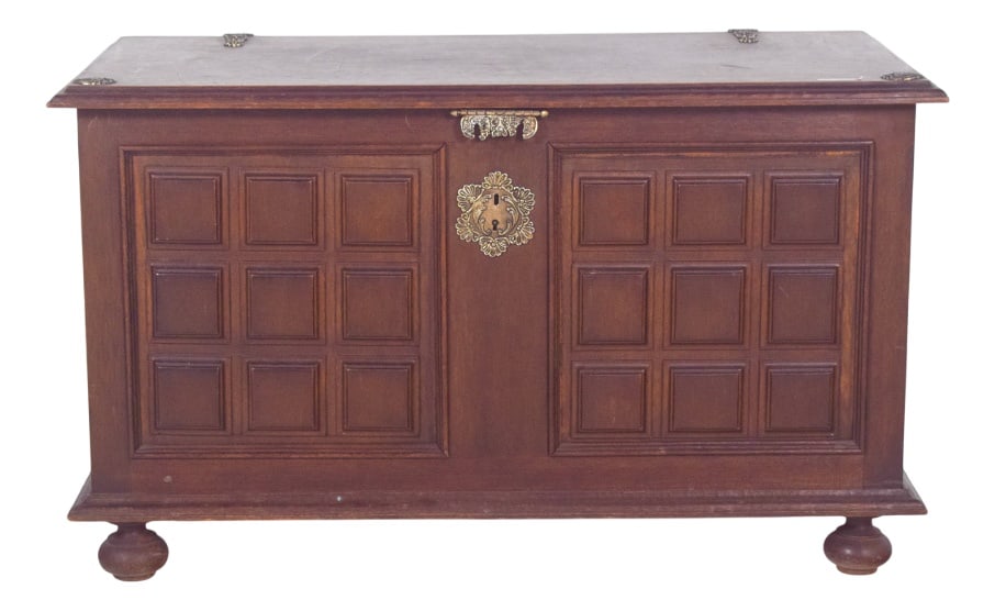 Vintage Portuguese Dark Wood Chest, 1920s: Dark wood chest with checkered cushioning. The front is decorated with embossed panels organized in a checkerboard pattern, giving the piece an aesthetic marked by symmetry and sobriety. The