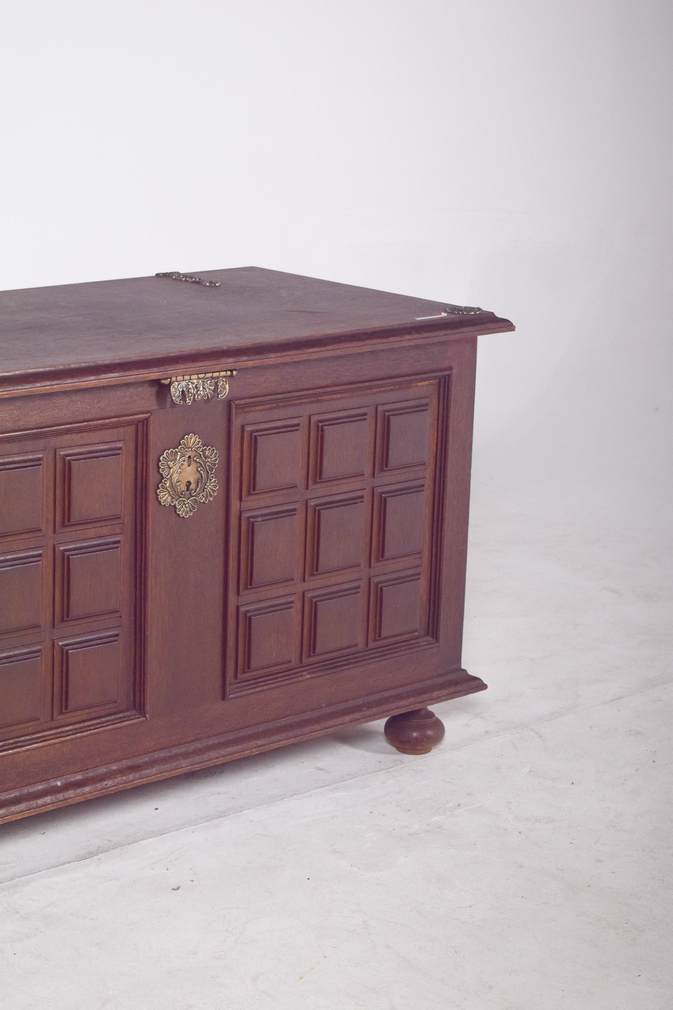Vintage Portuguese Dark Wood Chest, 1920s - 4