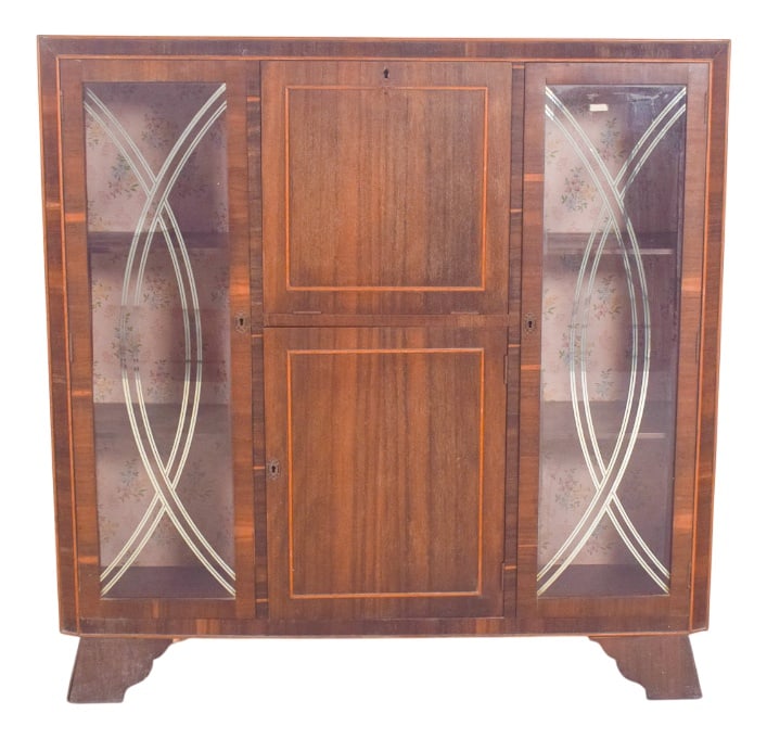 Mid-Century Modern Portuguese Display Cabinet, 1960: Rosewood display case. The piece has straight, well-defined shapes, with geometric details that add beauty and elegance to the whole. The two side doors are glazed and decorated with curved fillets