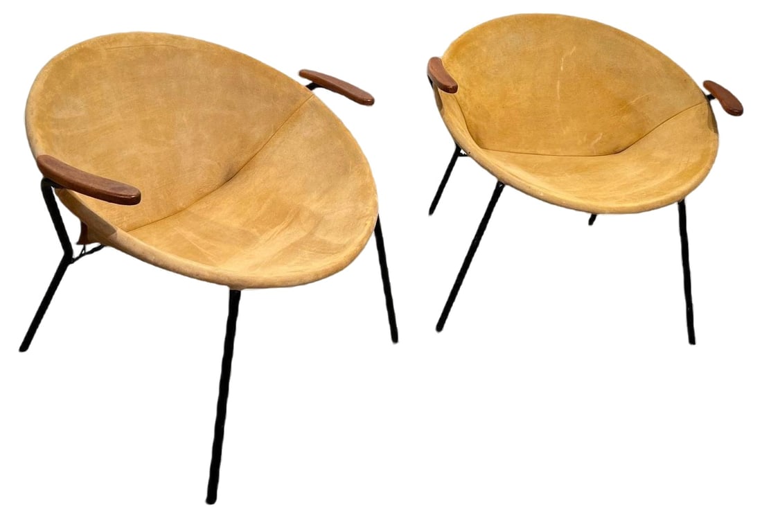 Set of Suede Balloon Chairs attributed to Hans Olsen: Pair of 1960s ‚Balloon’ lounge chairs (2) by Hans Olsen (Design 1955). Original yellow suede leather. Black lacquered metal frame. Oiled solid teak armrests. Dimensions: H 64 cm x W 76 cm