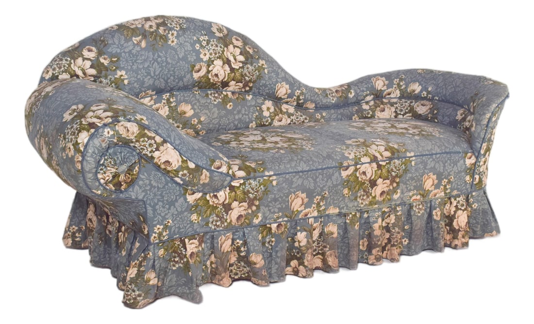 Vintage Chaise Lounge in Blue Flowery Fabric, 1920s: Chaiselongue in flowery blue fabric. with a wavy back, higher at one end and gently lowered at the other, it gives the piece an elegant and fluid look, evoking the comfort and sensuality associated