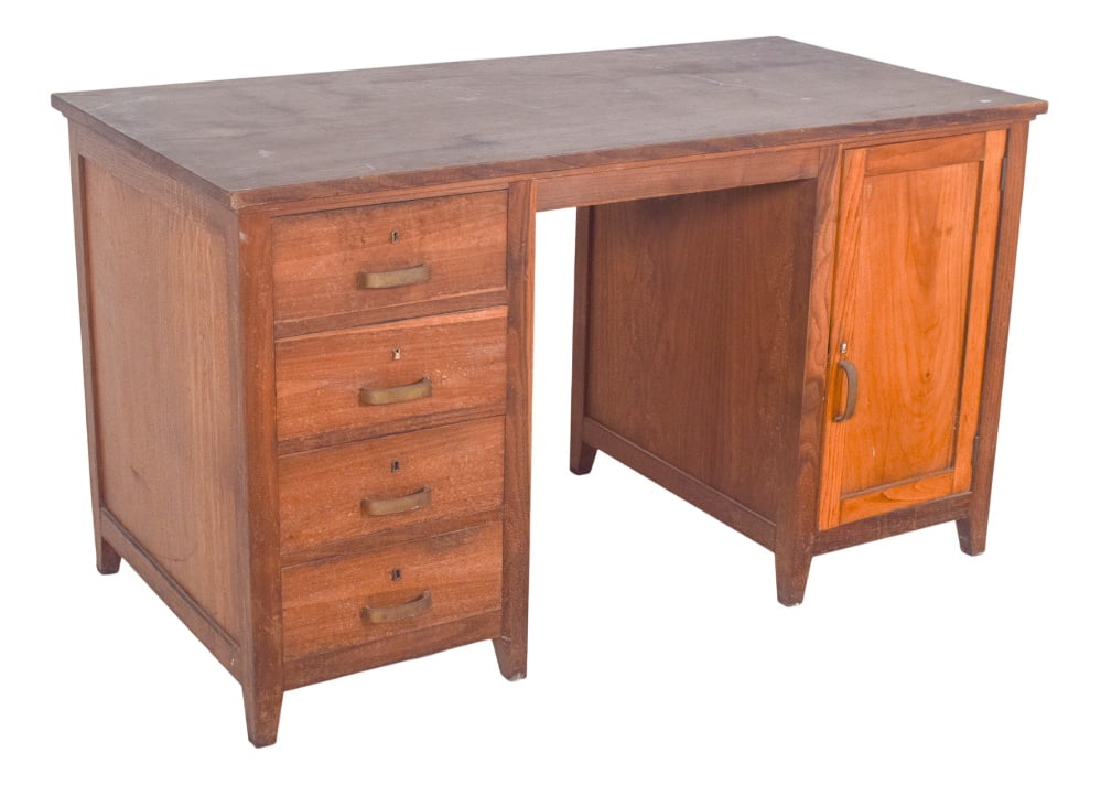 Mid-Century Portuguese Desk in Oak from Olaio, 1950s: Olaio desk in oak. A representative example of functional and robust 20th century design, it has a solid structure with a spacious rectangular top, ideal for office tasks. The left side has four