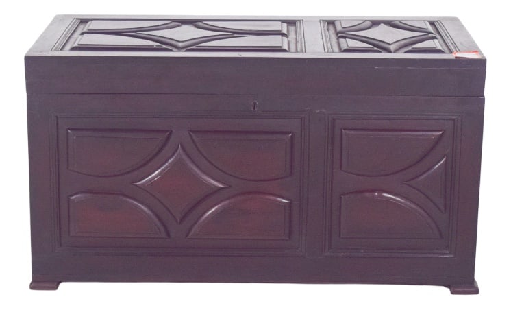 Portuguese Padded Pine Chest, 1890s: Padded wooden chest. with a hinged lid and a dark finish, it has a sturdy and sober design, highlighting the padded panels on the front and top. The cushions feature embossed geometric details that