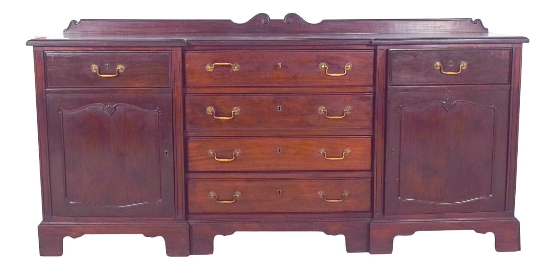 English Vanity Unit with Small Mahogany Top, 1920s: Sideboard with small elevation, in mahogany. In dark wood, it has three overlapping central drawers flanked by two doors, each preceded by an additional drawer. The fronts have brass metal handles