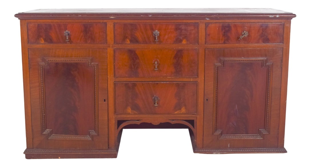 Antique Sideboard with Two Doors and Five Drawers: English sideboard with two doors and five drawers. with its sober and elegant lines, probably from the late 19th or early 20th century, the piece has a symmetrical design with three top drawers,