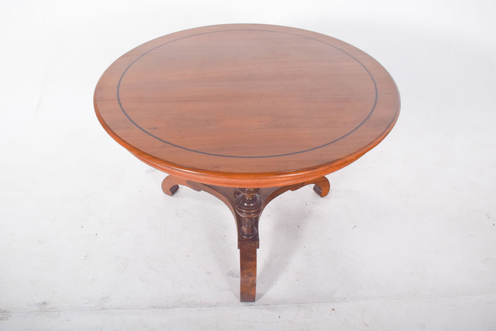 English Round Tea Table in Walnut, 1920s - 6