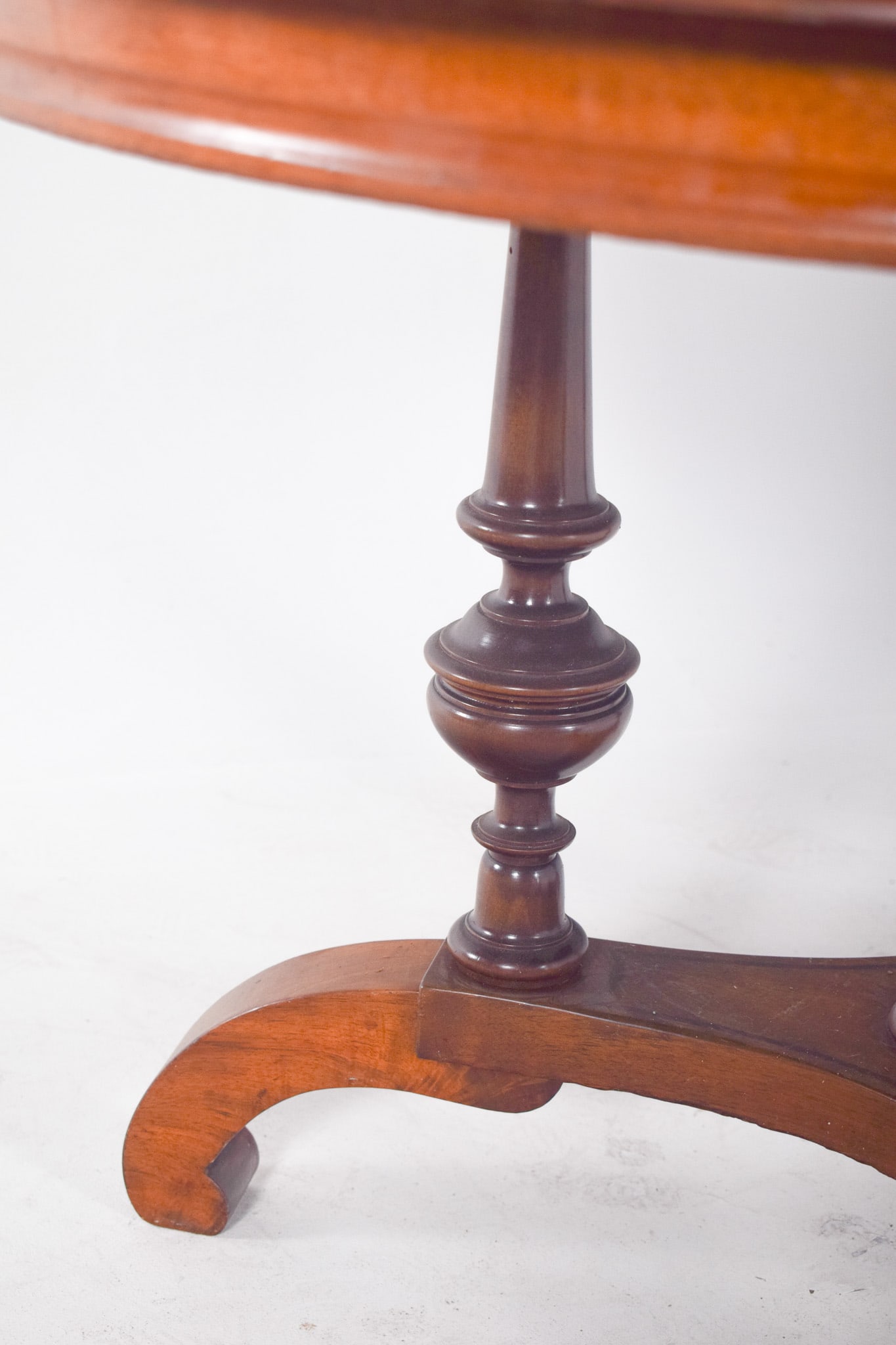 English Round Tea Table in Walnut, 1920s - 7
