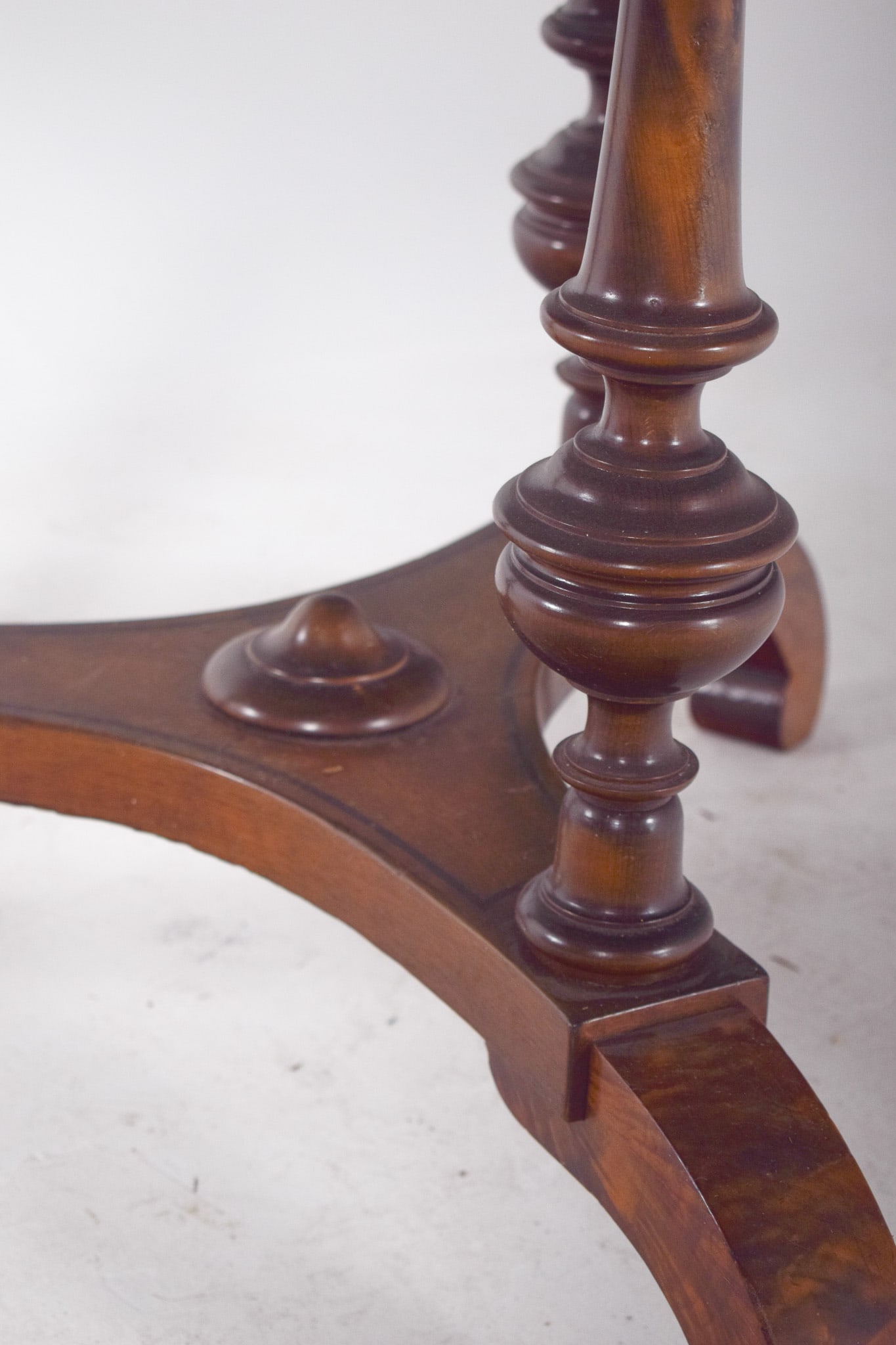 English Round Tea Table in Walnut, 1920s - 8