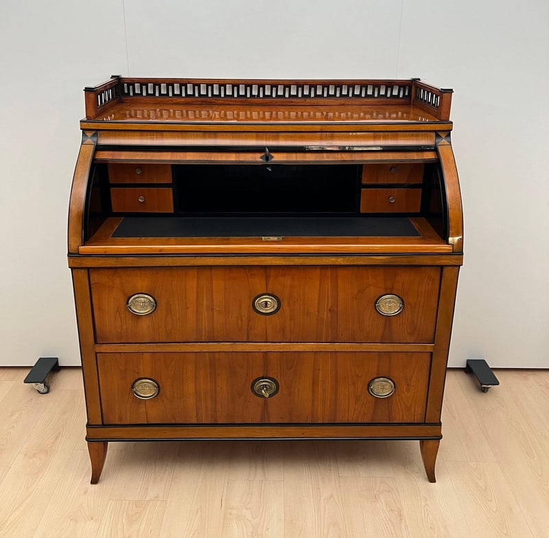 Roll-Top Desk in Cherry Veneer and Brass, 1820 - 8