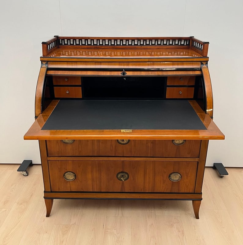 Roll-Top Desk in Cherry Veneer and Brass, 1820 - 9
