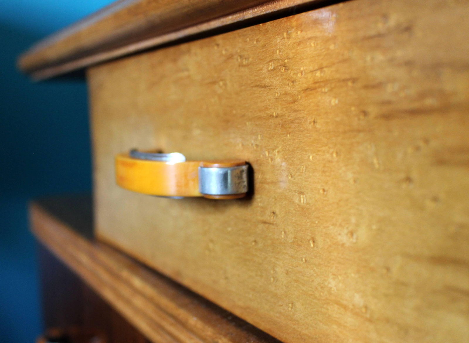 Veneer Rosewood and Maple Vanity with Bakelite Handles - 3
