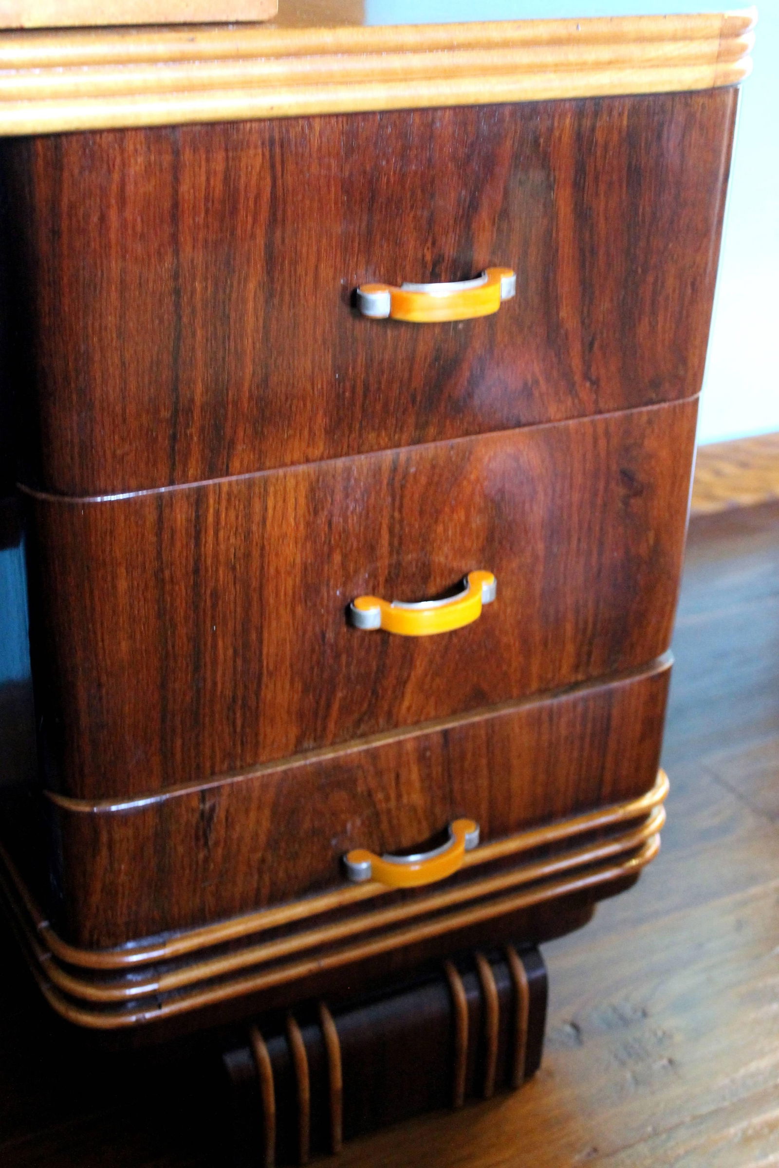 Veneer Rosewood and Maple Vanity with Bakelite Handles - 6