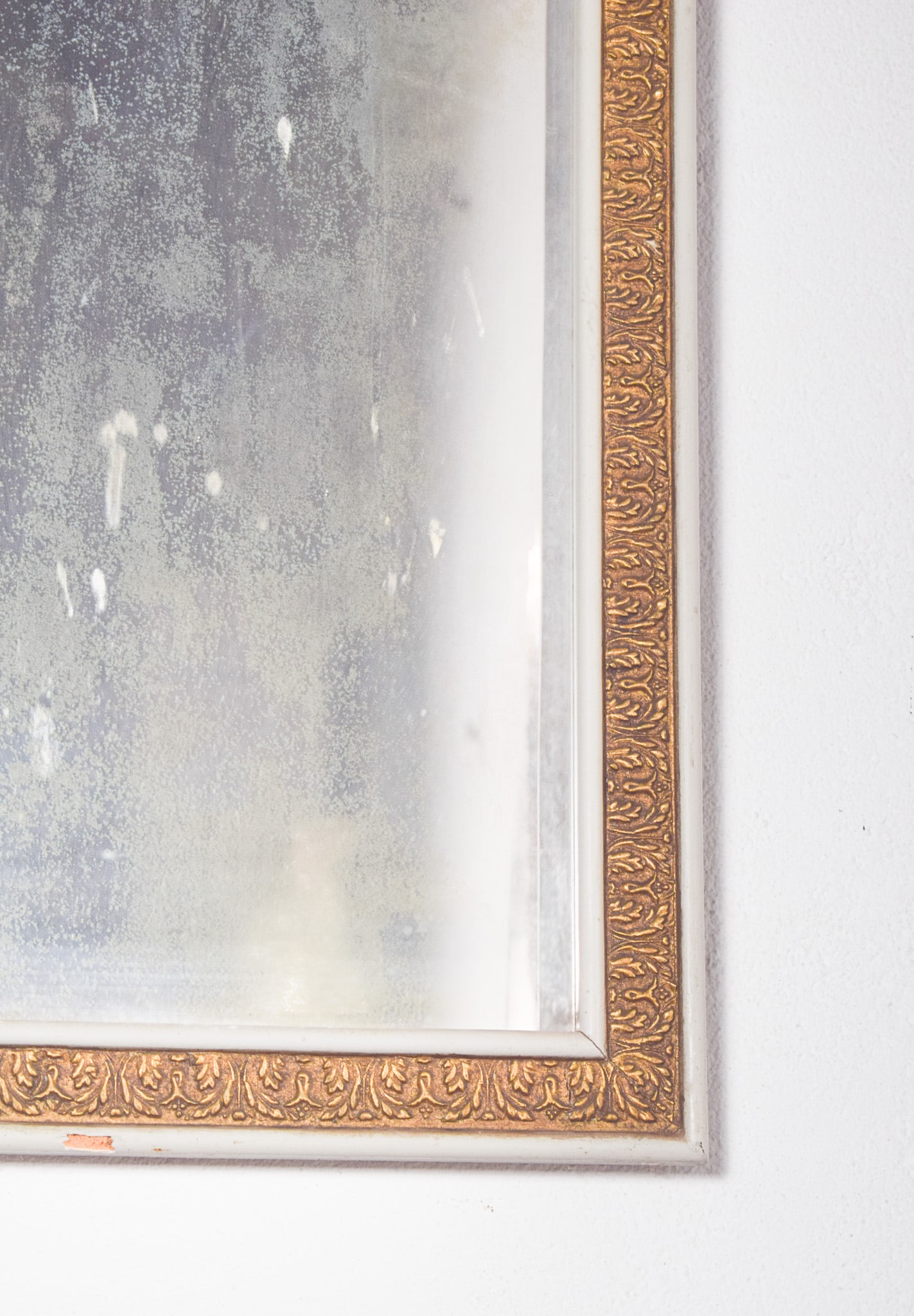 White and Gilt Wooden Mirror with Carved Bow Crest - 5