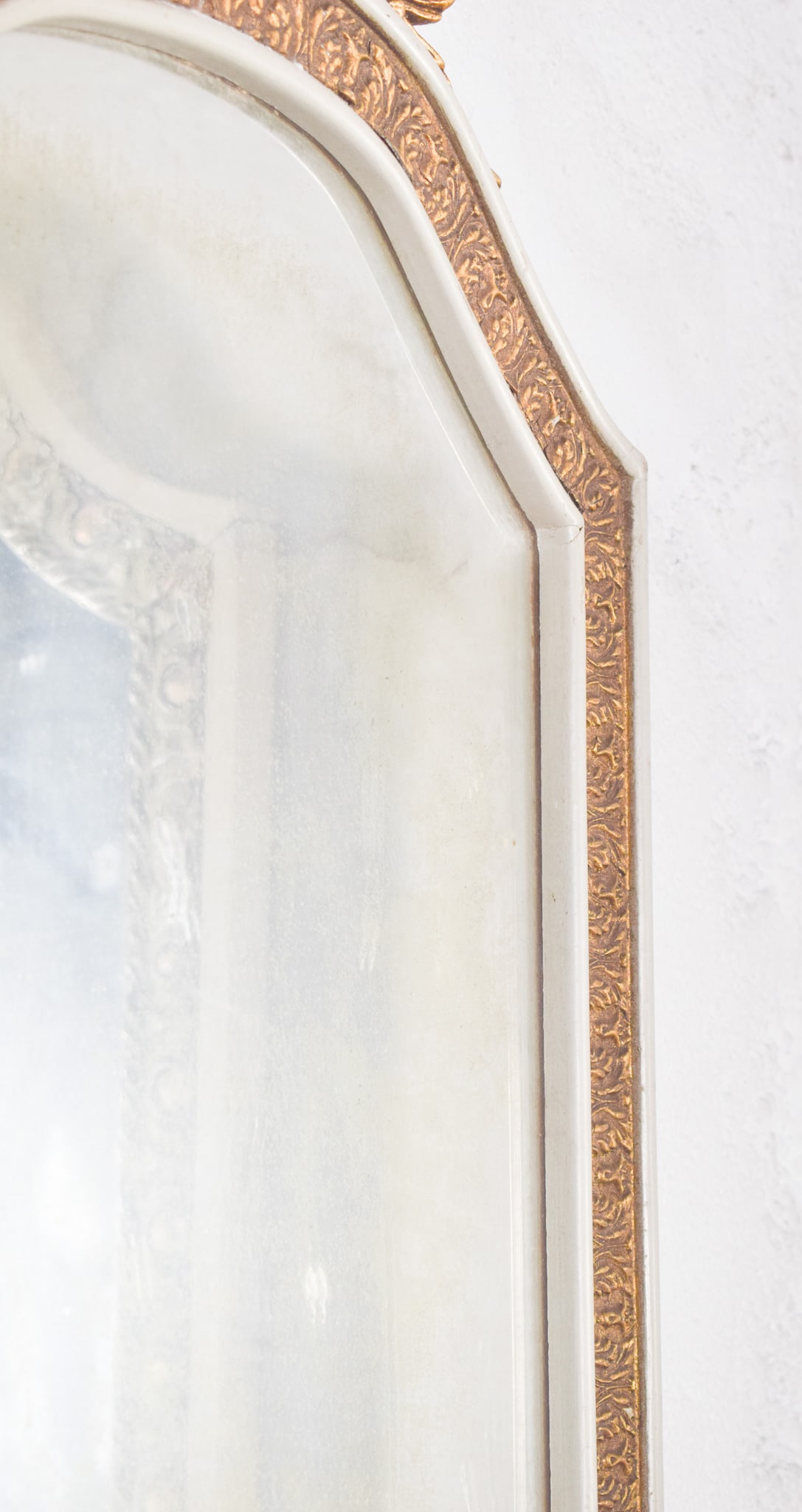 White and Gilt Wooden Mirror with Carved Bow Crest - 7