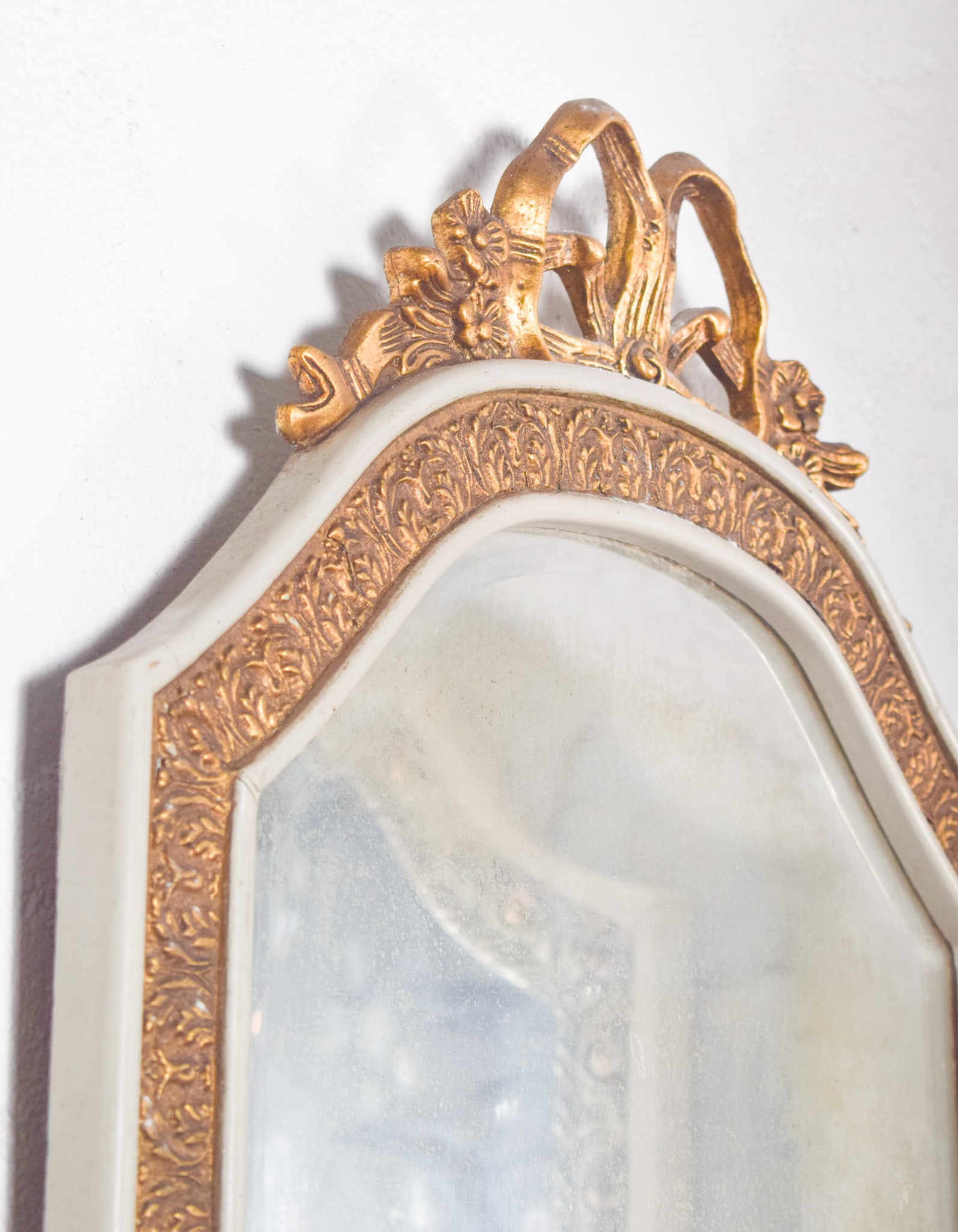 White and Gilt Wooden Mirror with Carved Bow Crest - 8