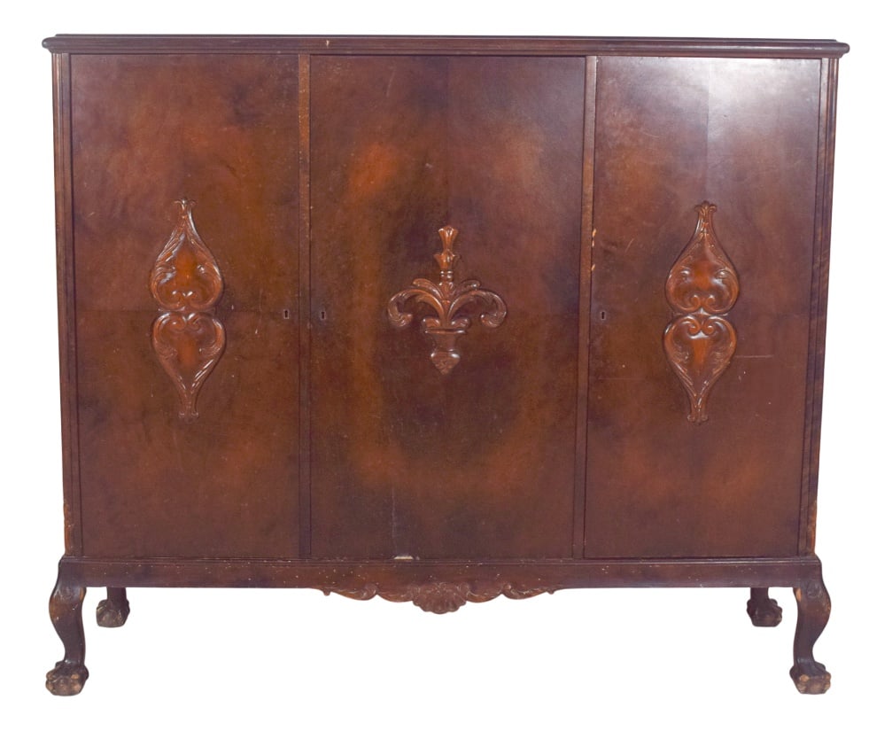 Antique English Sideboard with Three Doors, 1890s: Sideboard with three doors. In dark wood, with shelves inside, it has a sturdy, symmetrical structure, with three front doors that feature central relief carvings, the middle one being particularly el