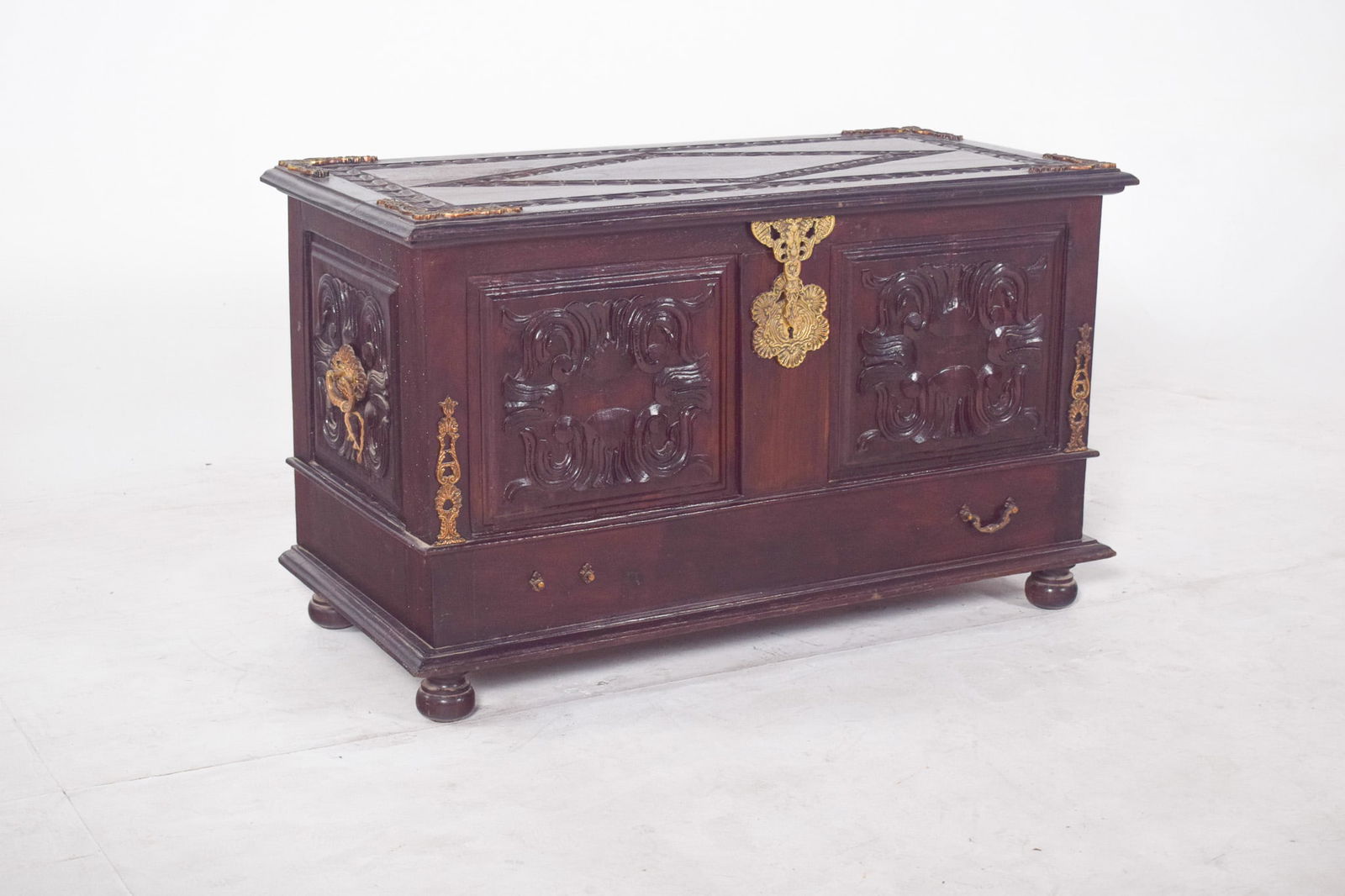 Antique Portuguese Carved Wooden Chest, 1890s - 3