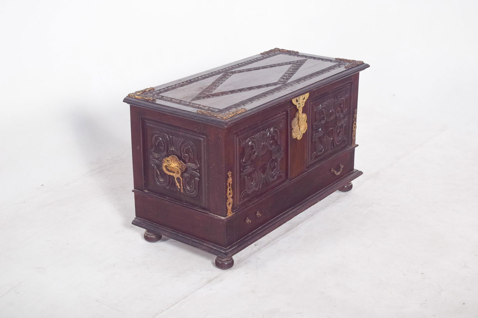 Antique Portuguese Carved Wooden Chest, 1890s - 5