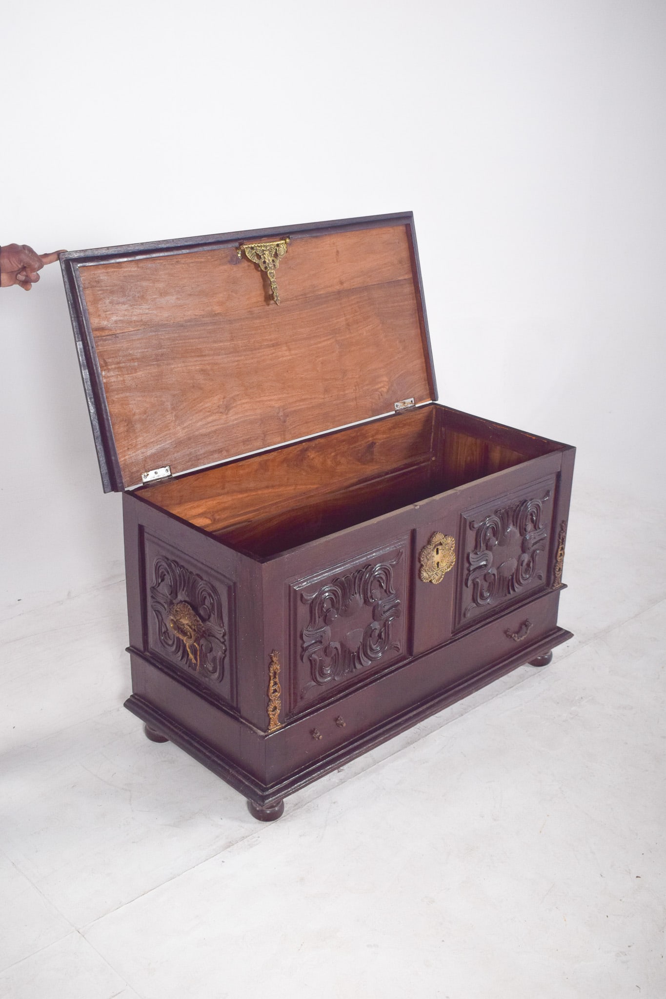 Antique Portuguese Carved Wooden Chest, 1890s - 9
