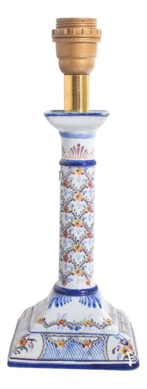 Table Lamp in Portuguese Ceramic from Candal, 1920: Electrified light fixture in the shape of a candlestick with a square base. In Portuguese ceramics from Candal, polychrome decoration, where blue predominates. Marked on the bottom “ECF, Eletro