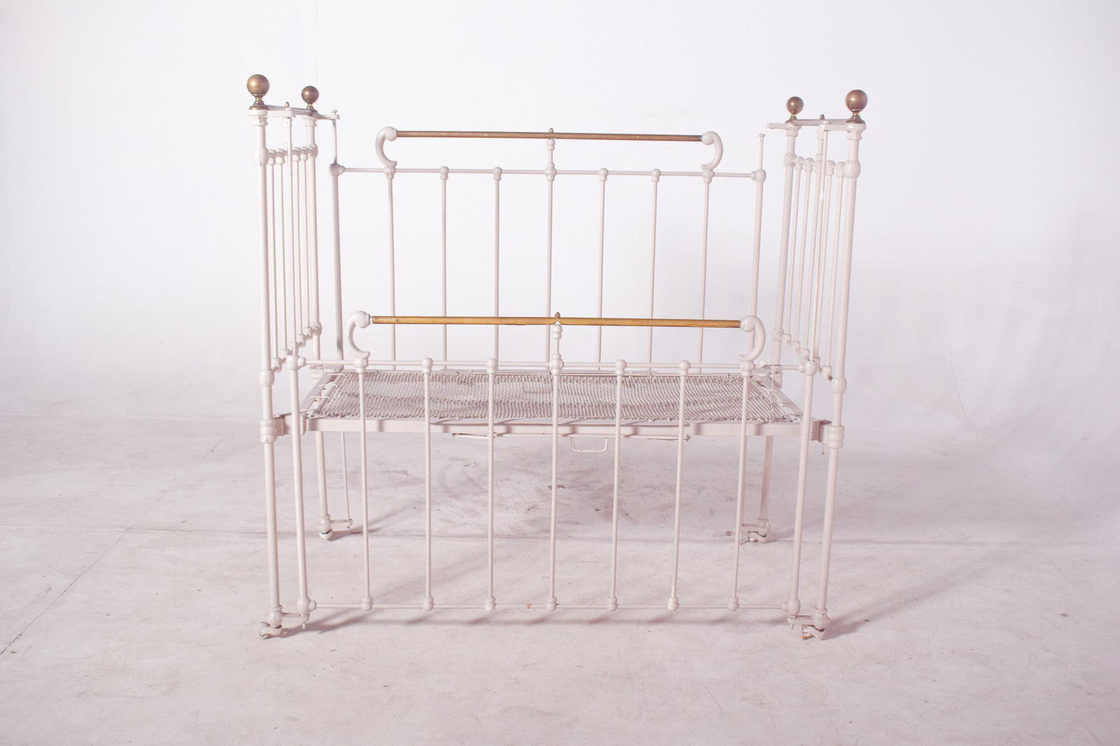 Vintage Baby Crib in White Painted Iron, 1950 - 10