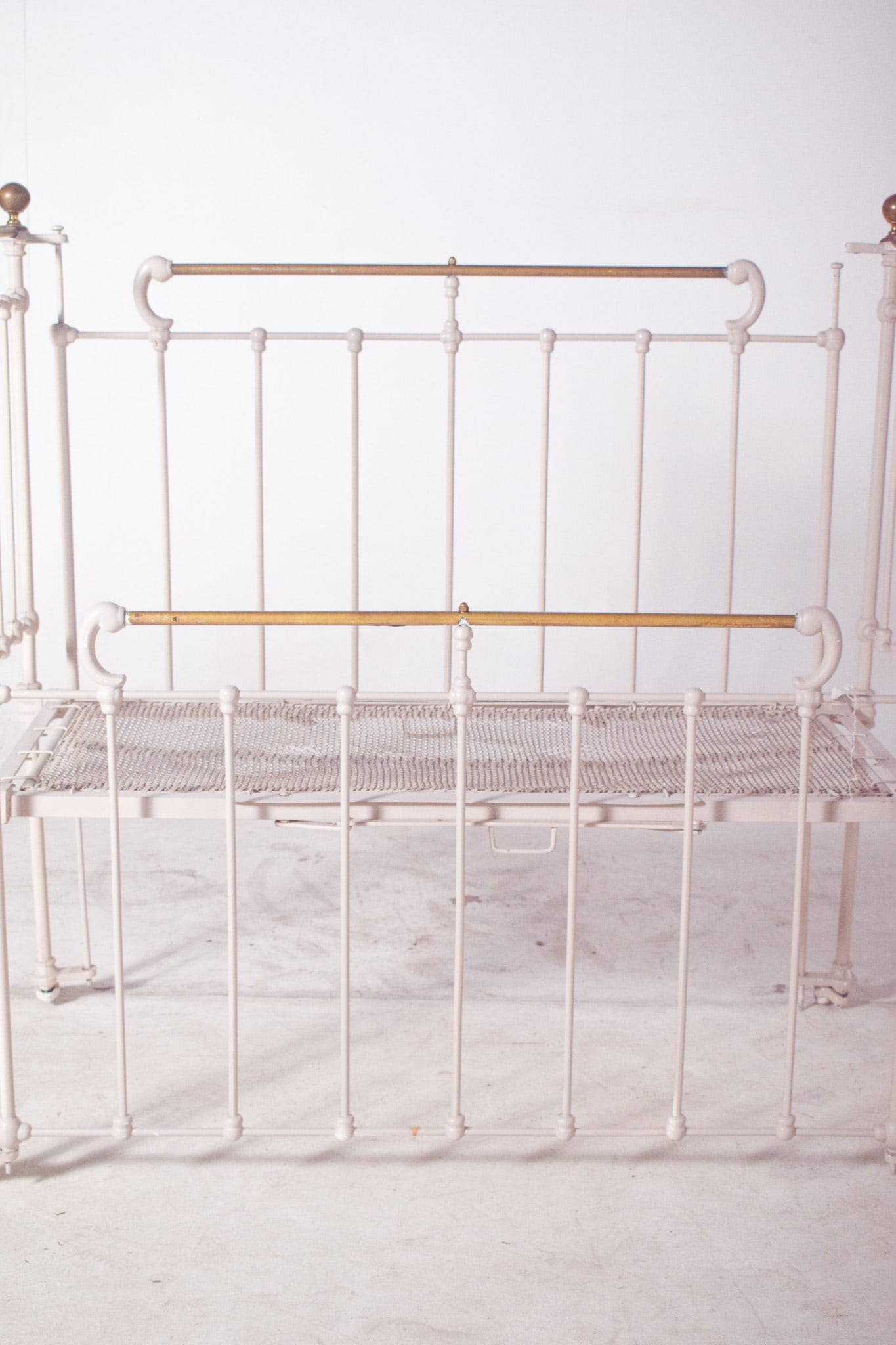 Vintage Baby Crib in White Painted Iron, 1950 - 12