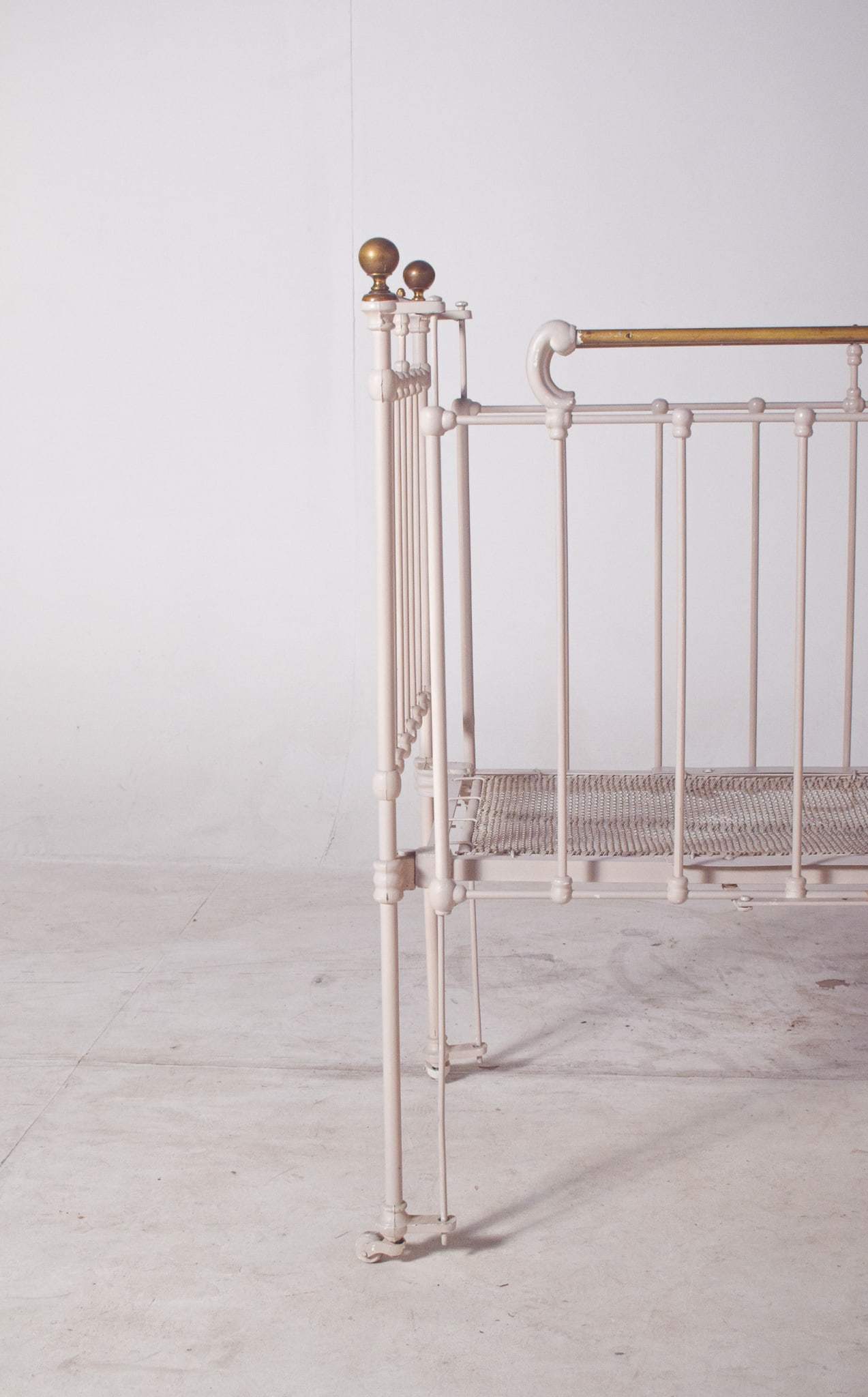 Vintage Baby Crib in White Painted Iron, 1950 - 2