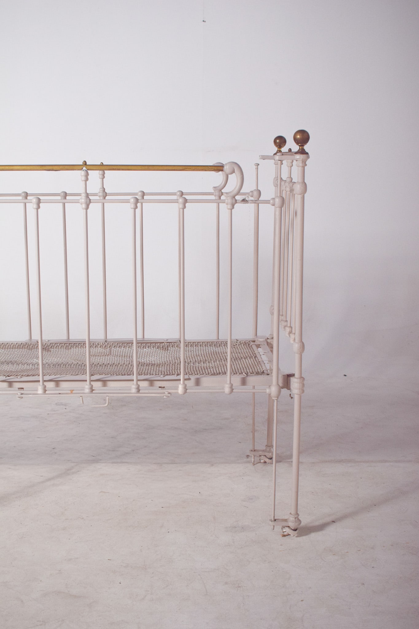 Vintage Baby Crib in White Painted Iron, 1950 - 3