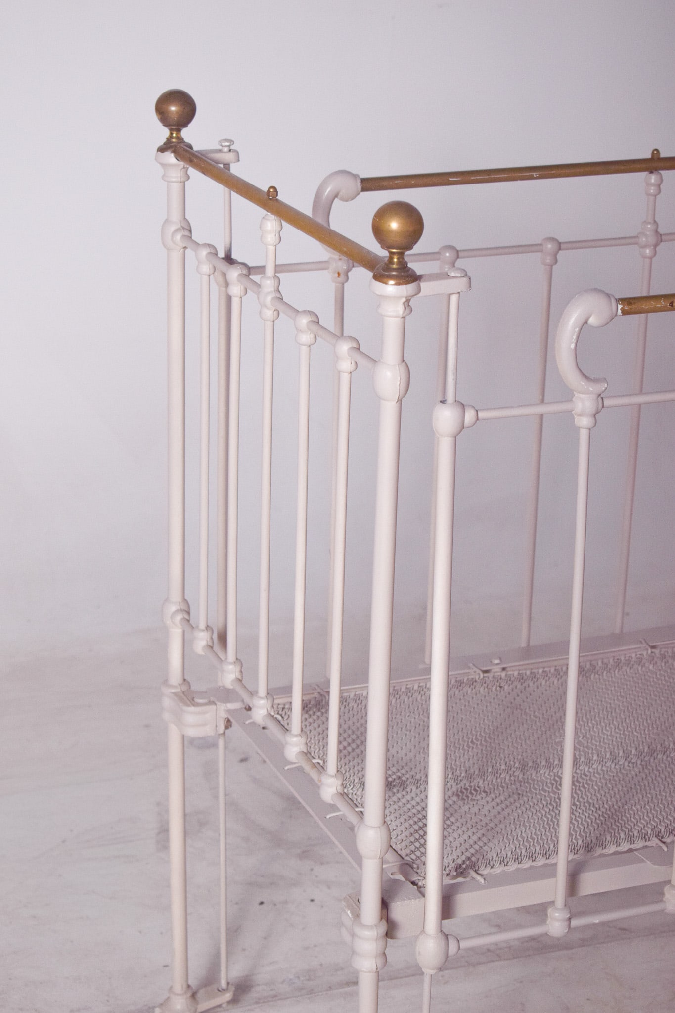 Vintage Baby Crib in White Painted Iron, 1950 - 4