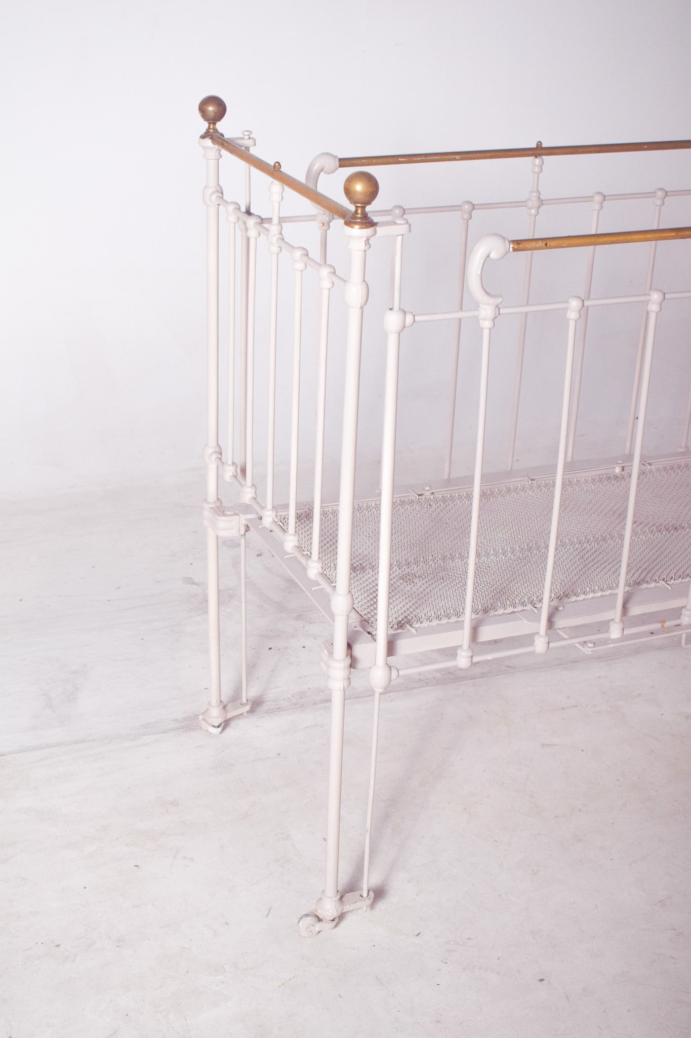 Vintage Baby Crib in White Painted Iron, 1950 - 5