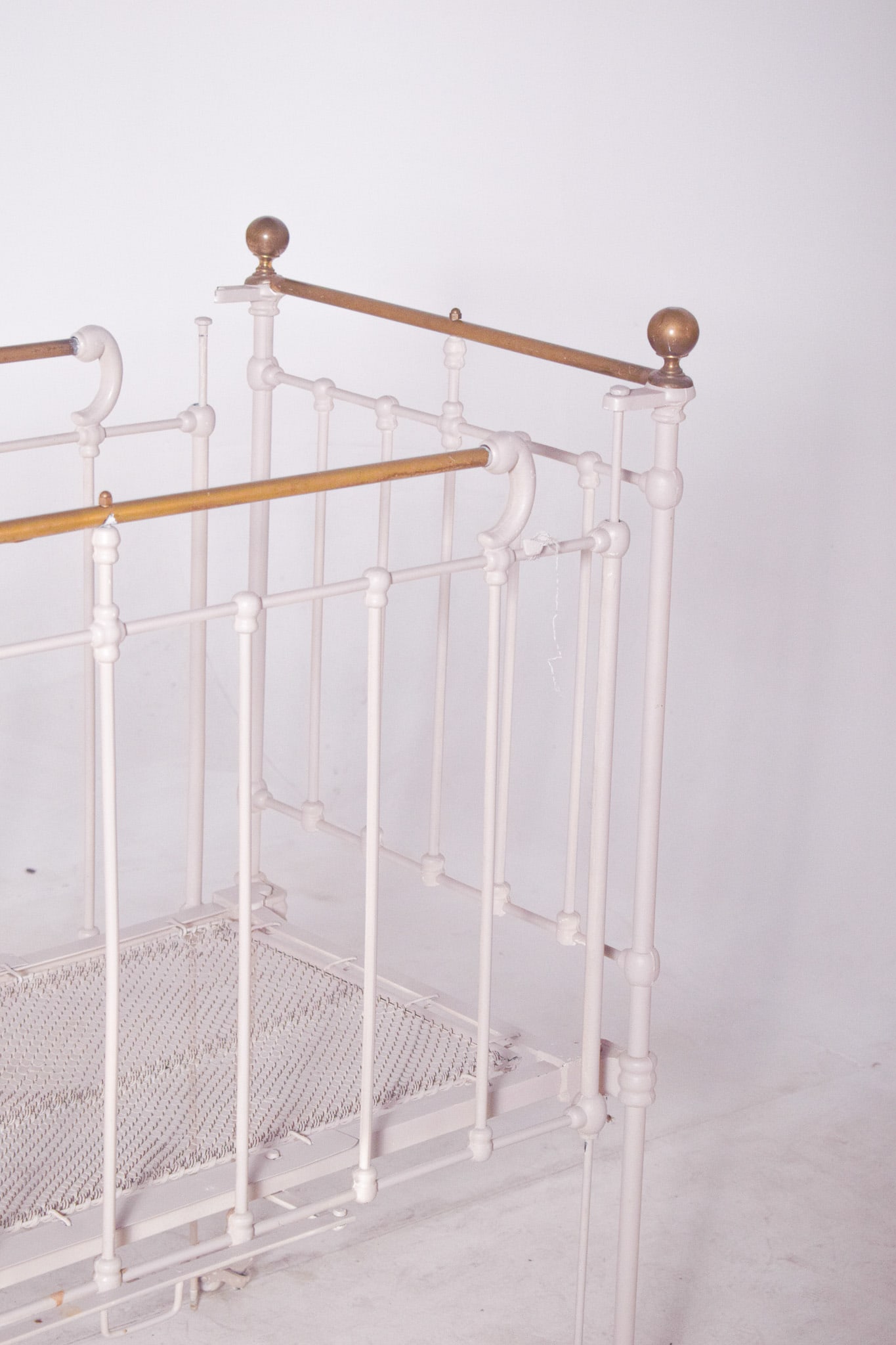 Vintage Baby Crib in White Painted Iron, 1950 - 6