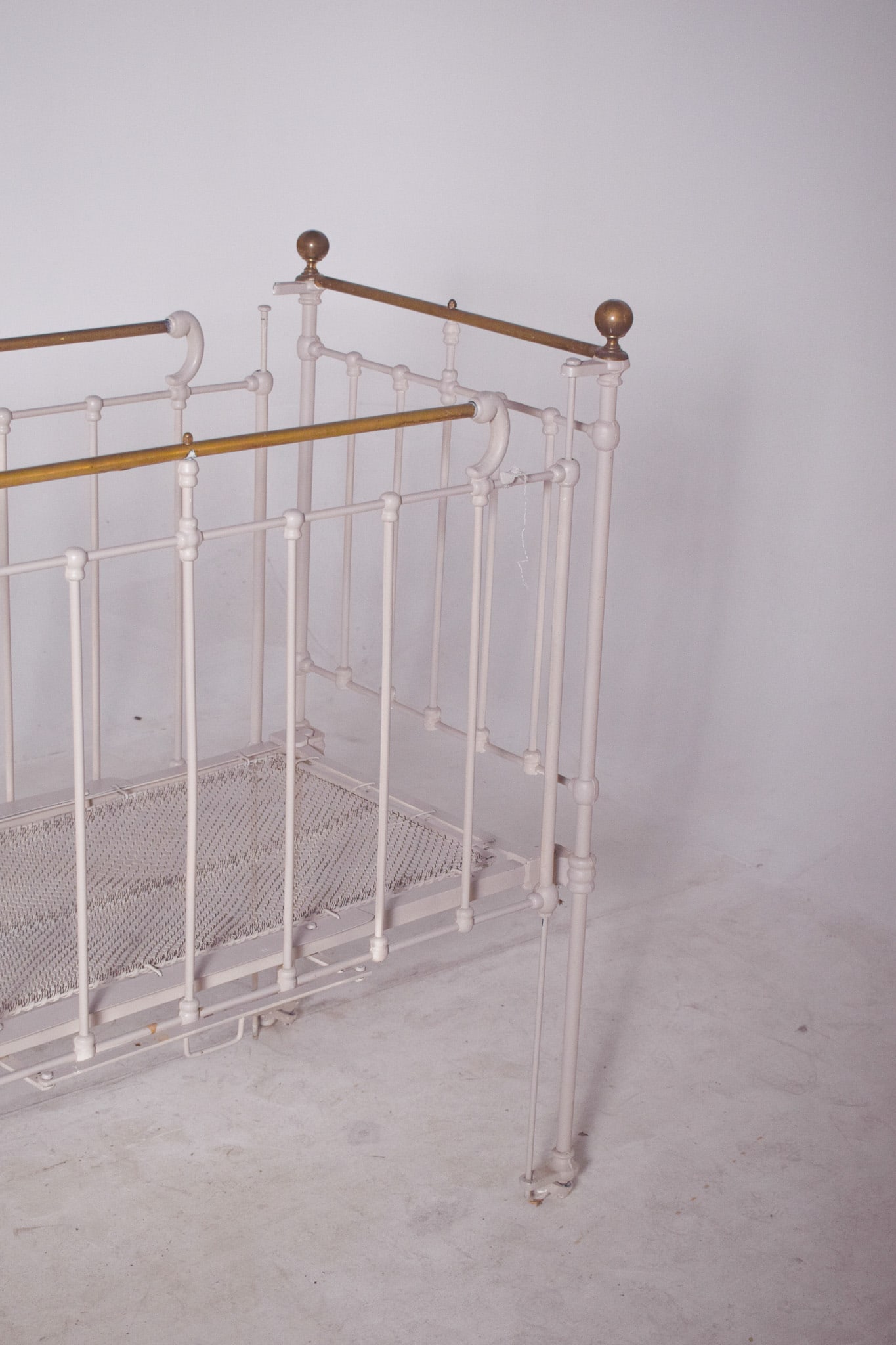 Vintage Baby Crib in White Painted Iron, 1950 - 7