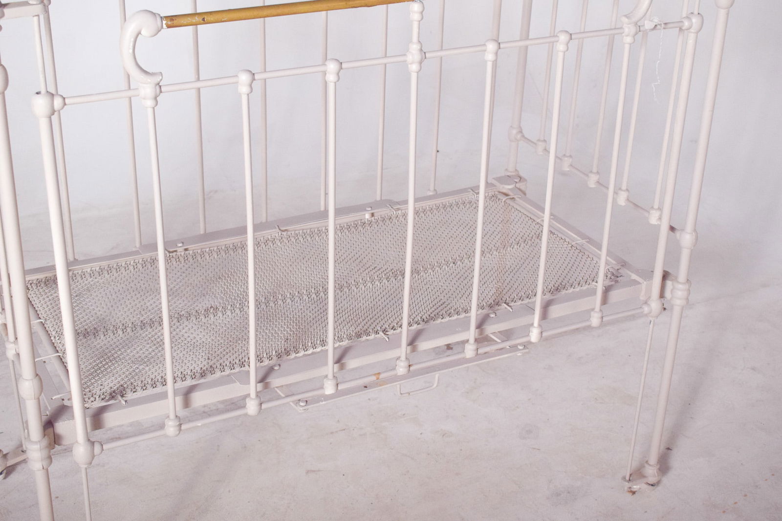 Vintage Baby Crib in White Painted Iron, 1950 - 9