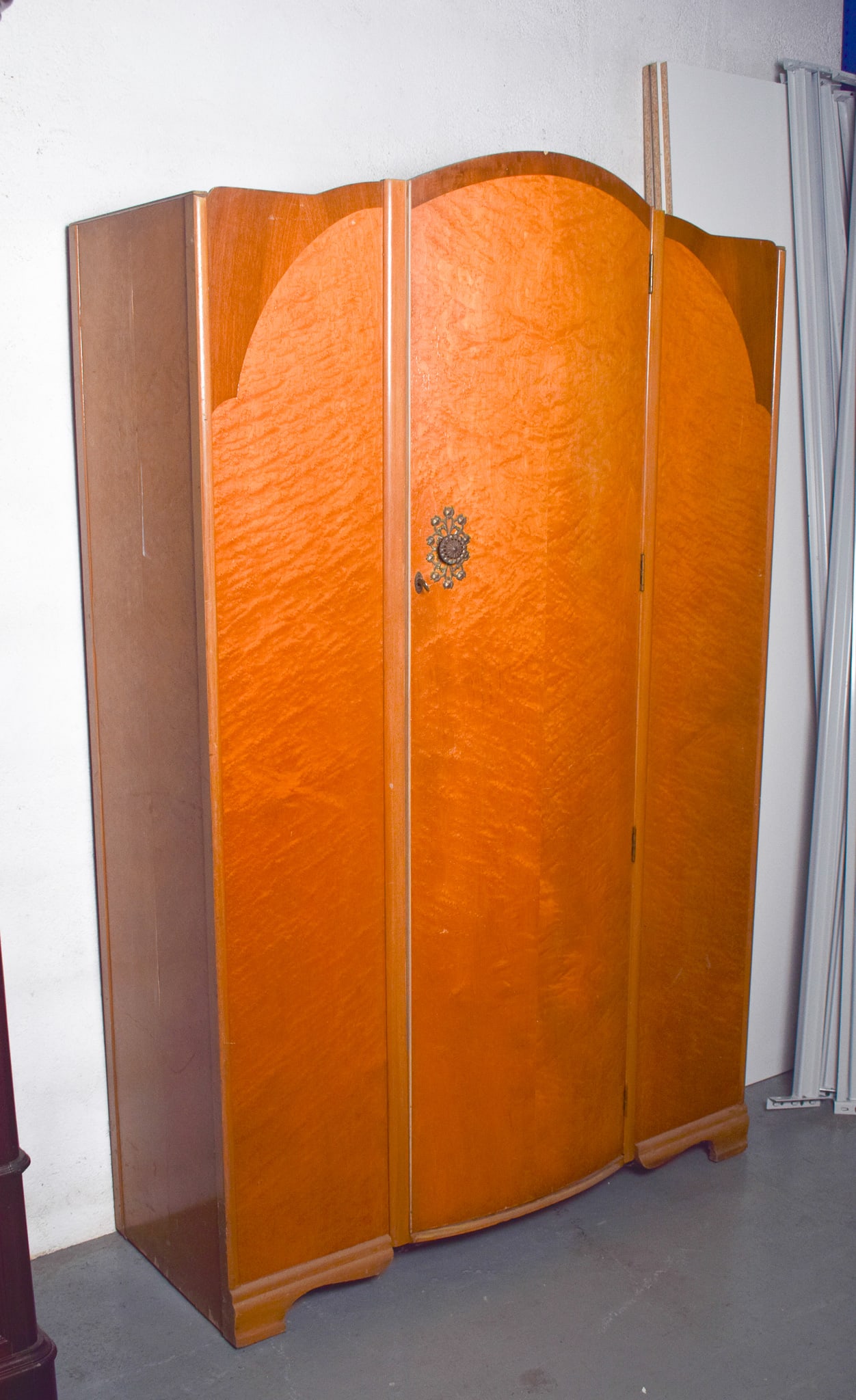 Small Art Deco English Wardrobe in Light Wood, 1930 - 2