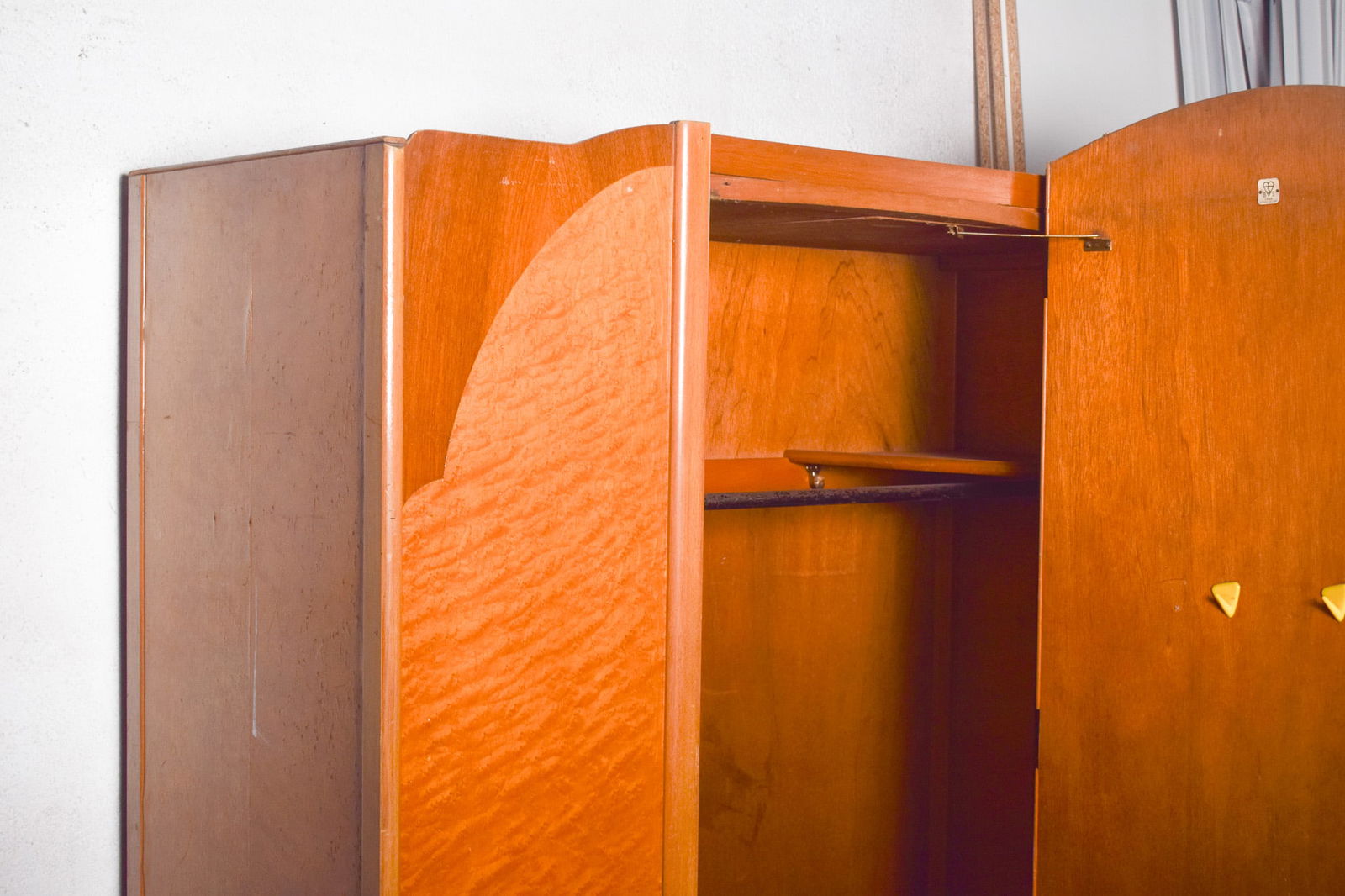 Small Art Deco English Wardrobe in Light Wood, 1930 - 7