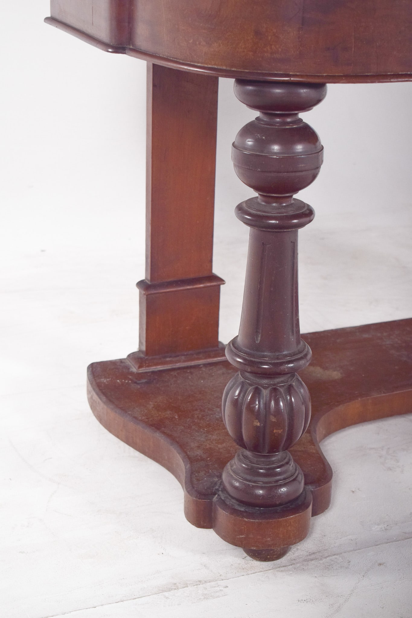 Antique English Desk with Carved Feet, 1890s - 5