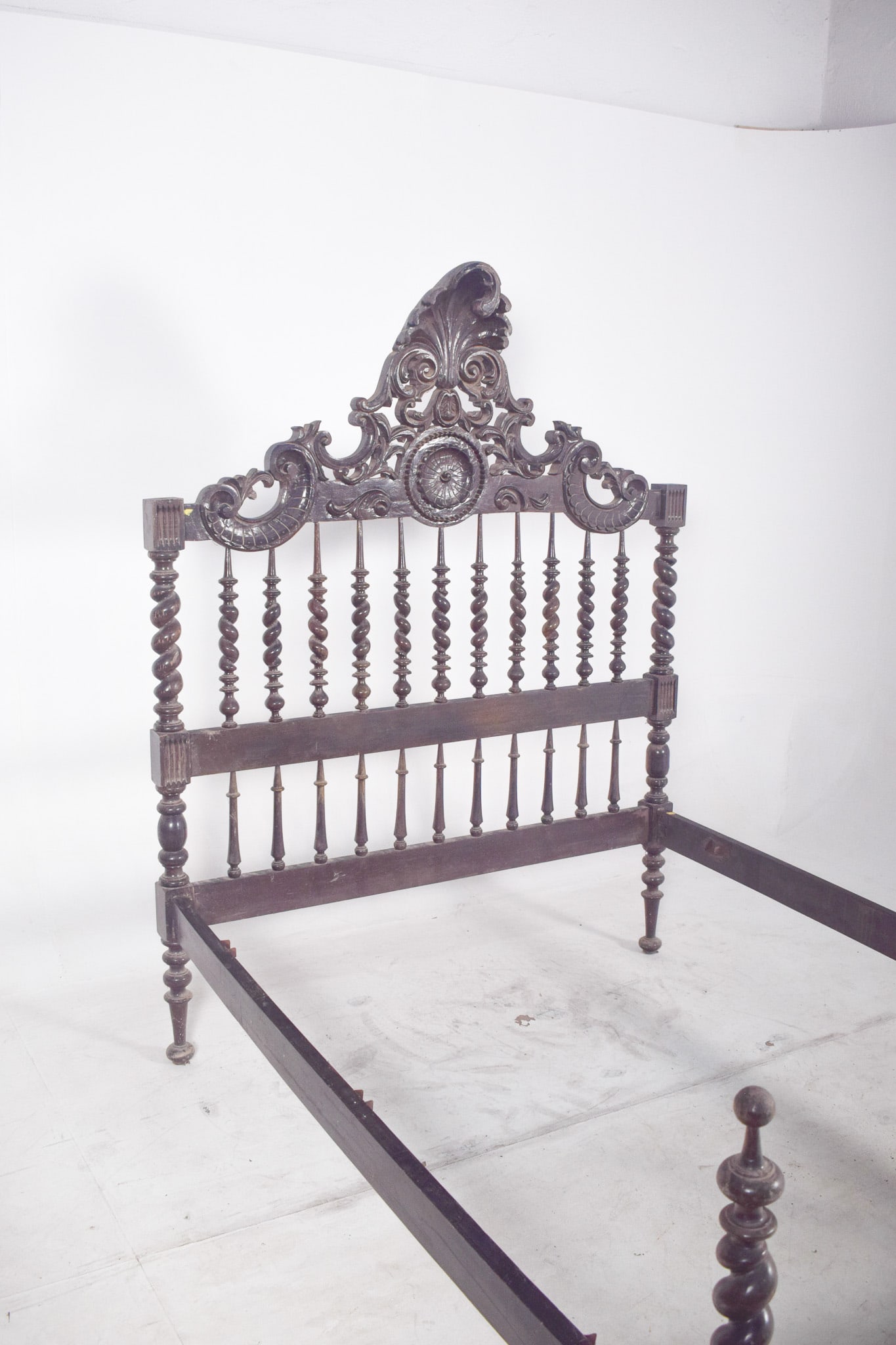 Portuguese Carved and Turned Double Bed, 1910 - 7