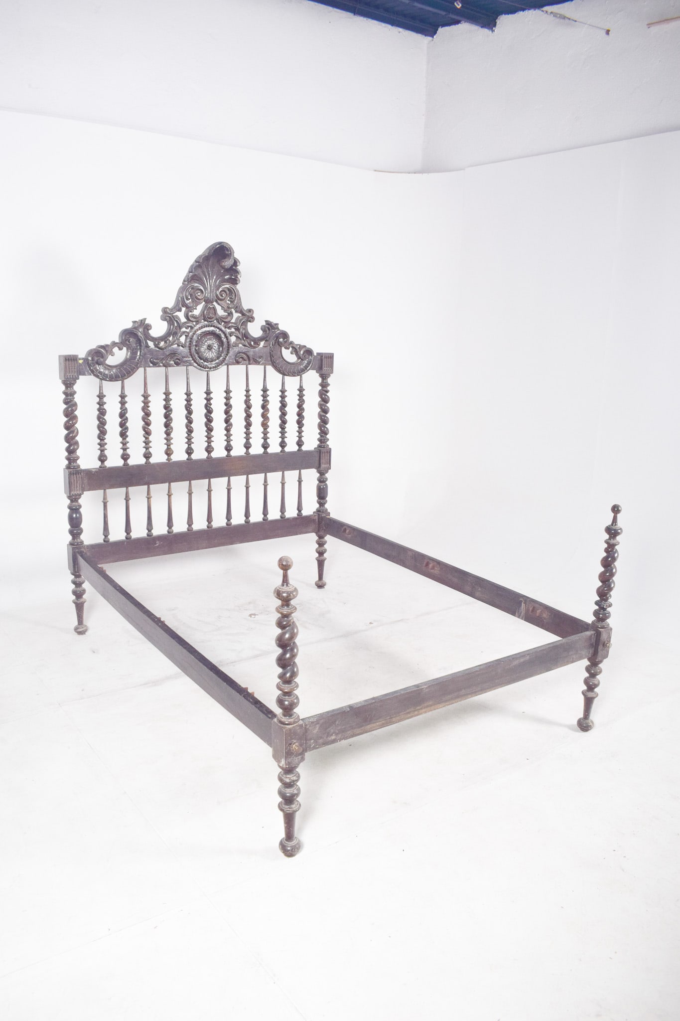 Portuguese Carved and Turned Double Bed, 1910 - 8