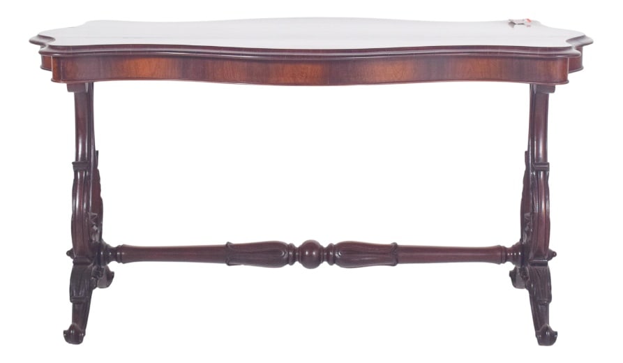 English Victorian Coffee Table in Rosewood, 1890s: Victorian coffee table in rosewood. The top has jagged, gently rounded contours, revealing the refined craftsmanship typical of furniture from the second half of the 19th century. The dark varnish